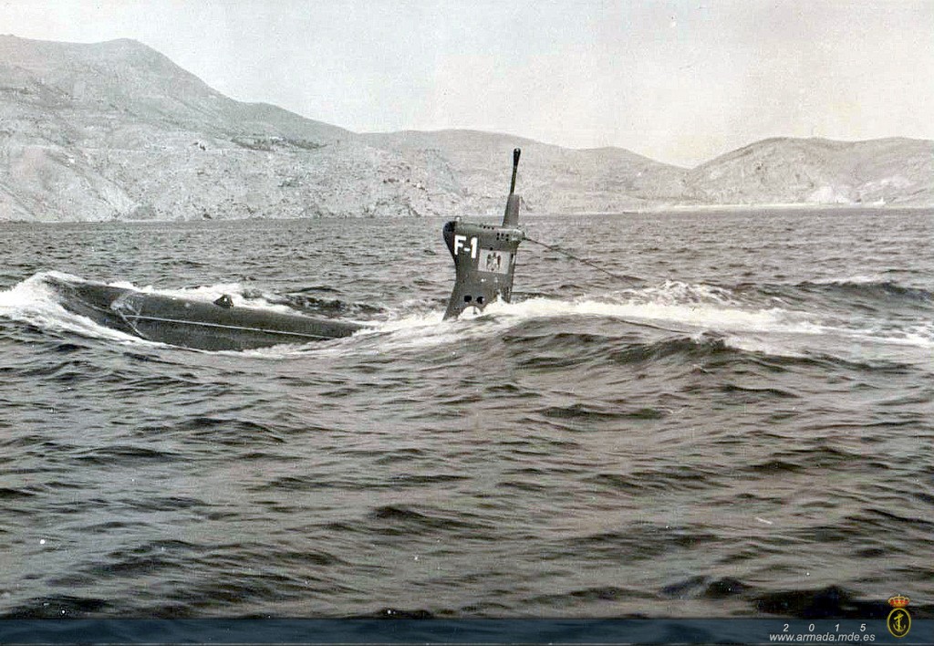1956. SUBMARINO F-1 PRUEBAS DE INMERSION.Pruebas de inmersión del primer "Foca" (F-1). En la Armada ostentaría la numeral SA-41 por "submarino de asalto"